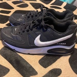 Nike AirMax for women. Black and white, size 9. GRESF SHAPE
